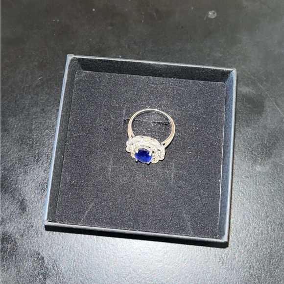 Elegant Silver and Blue Gemstone Ring - Picture 3 of 5